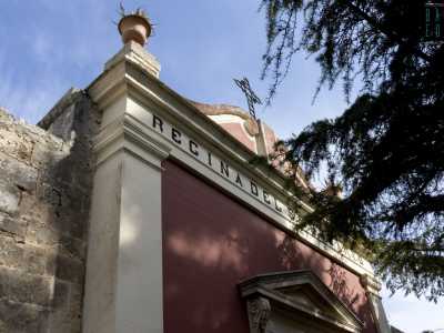 Quest�ultimo � sovrastato dalla scritta dedicatoria �Regina del Santissimo Rosario� sulla trabeazione e da un decoro a volute 